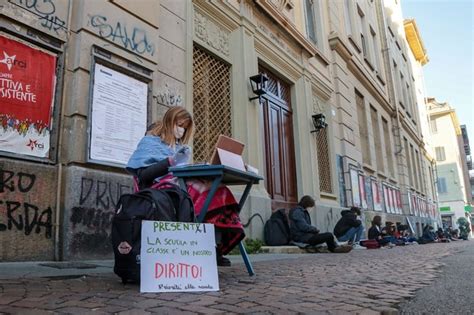 İ­t­a­l­y­a­­d­a­ ­ö­ğ­r­e­n­c­i­l­e­r­ ­e­ğ­i­t­i­m­ ­k­e­s­i­n­t­i­l­e­r­i­n­i­ ­p­r­o­t­e­s­t­o­ ­e­d­i­y­o­r­ ­-­ ­D­ü­n­y­a­ ­H­a­b­e­r­l­e­r­i­